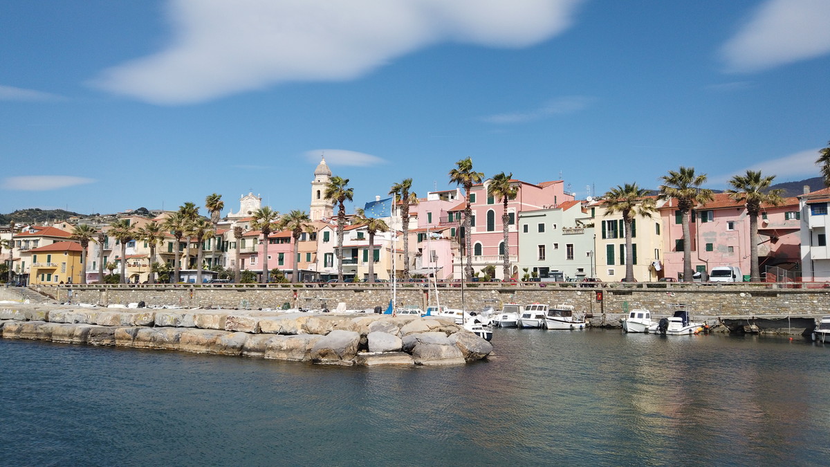 Riva Ligure vendesi appartamento a 200mt. dal mare